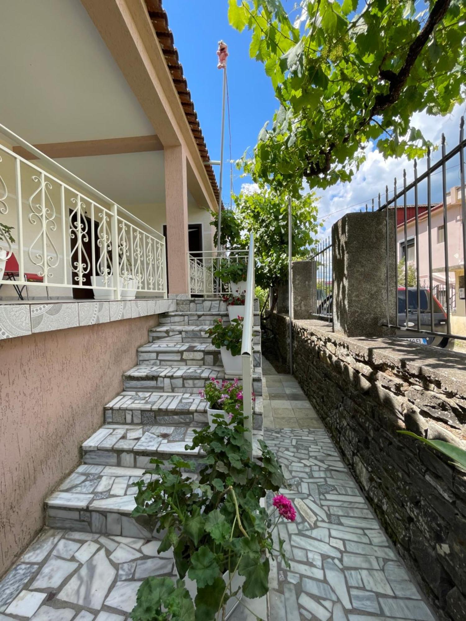 Eljos House Permet 호텔 외부 사진